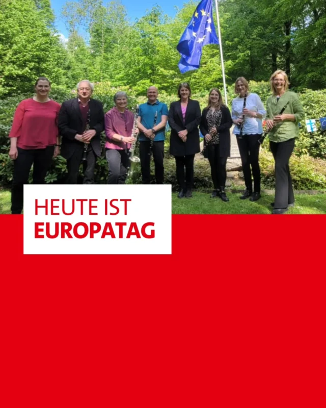 🇪🇺 Europa Tag – Ein Tag des Stolzes und der Gemeinschaft! 🌍

Heute feiern wir nicht nur die Einheit Europas, sondern auch die unermüdliche Arbeit all jener, die den europäischen Gedanken in unserer Region lebendig halten. Die Europa-Union Lünen ist ein starkes Symbol für Zusammenhalt, für Demokratie, für gemeinsame Werte und eine Zukunft, die wir miteinander gestalten.

Europa bedeutet Freiheit, Frieden und Zusammenarbeit – und es ist an uns, diese Errungenschaften zu bewahren und weiter auszubauen. Gemeinsam setzen wir uns für eine offene, gerechte und solidarische Gesellschaft ein.

Die Europa-Union Lünen hat bereits 2011 den Startschuss für die Entstehung des Europahains im Südpark gegeben. Heute stehen dort für jeden Mitgliedsstaat eine Rotbuche, ein weiteres Zeichen für ihr Engagement und ihre Vision für ein vereintes Europa.

Lasst uns heute innehalten und mit Stolz auf das blicken, was wir gemeinsam erreicht haben. Lasst uns weiterhin Brücken bauen und Europa aktiv mitgestalten! 💙💫

#EuropaTag #Zusammenhalt #EU #EuropaUnionLünen #GemeinsamFürEuropa das blicken, was wir gemeinsam erreicht haben. Lasst uns weiterhin Brücken bauen und Europa aktiv mitgestalten 💪🏼 #lünenleben