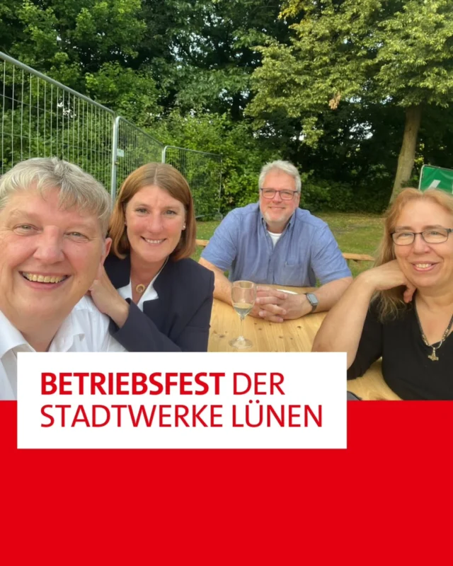 Ein lauer Sommerabend, gute Gespräche und ein gelungenes Miteinander: Das abendliche Betriebsfest des Stadtwerke Lünen-Konzerns, des SAL und der WBL war auch in diesem Jahr ein echtes Highlight! 🌇🎉 

Bei entspannter Atmosphäre kamen Beirats- und Aufsichtsratsmitglieder mit den Beschäftigten ins Gespräch – ein wertvoller Austausch abseits des Arbeitsalltags. 

Ein besonderer Dank geht an Dr. Grunenberg für seine gelungene – und vermutlich letzte – Eröffnungsrede des Abends. Seine Worte haben berührt und bleiben in Erinnerung. 🎤✨ 

#Betriebsfest #StadtwerkeLünen #SAL #WBL #Sommerabend #Teamgeist #DankeDrGruneberg