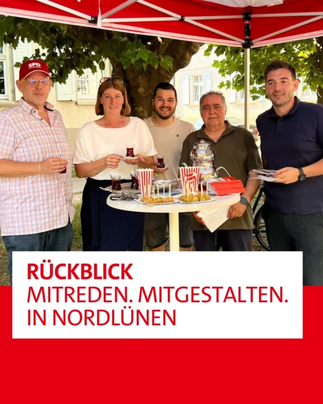 Mitreden. Mitgestalten. 🤝

Wir sind da – bei jedem Wetter. ☀️🌧️ Dieses Mal im Wevelsbacher Weg, einer alten Bergarbeitersiedlung mit starkem Zusammenhalt und jahrzehntelanger Geschichte. Viele Familien leben hier seit über 40 Jahren. 🏘️

Ein Bewohner sagte mir: „Seit 1973 wohne ich hier. Noch nie hat ein Bürgermeisterkandidat aktiv das Gespräch gesucht.“ Das hat mich bewegt – und zeigt, wie wichtig es ist, wirklich hinzuhören und Präsenz zu zeigen. 👂

Mit Baklava, Popcorn 🍿 und kalten Getränken 🧃 kamen wir ins Gespräch. Trotz Temperaturen über 30 Grad war der Austausch intensiv und wertvoll. Ich durfte viel über die alltäglichen Sorgen, Wünsche und Perspektiven erfahren. 💬

Besonders berührt hat mich, dass mir die Nachbarn netterweise heißen türkischen Tee 🍵 angeboten haben – ein herzliches Zeichen der Gastfreundschaft. 🫶 Und: Nach türkischer Weisheit hilft heißer Tee bei großer Hitze. Ich kann sagen: Der Tee war großartig – und das Gesprächsklima ebenso.

Danke für eure Offenheit und euer Vertrauen. Nur gemeinsam können wir gestalten, was vor uns liegt. 💪

#MitredenMitgestalten #NachbarschaftImDialog #WevelsbacherWeg #Bergkamen #GemeinsamGestalten