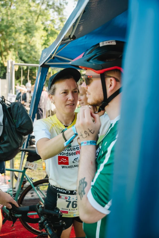 🚲 Wenn Fahrradstraße, dann richtig! 
Wer die Mobilitätswende ernst meint, muss Radfahren sicher machen – und das beginnt bei klarer Beschilderung. In Lünen zeigt der Fall an der Kantstraße: Eine schlecht gekennzeichnete Fahrradstraße kann zur Gefahrenstelle werden. Eine Radfahrerin wurde schwer verletzt, weil Autofahrer die Vorrangregeln missachteten.

👉 Der ADFC fordert: 
✔️ Deutliche Schilder, die den Vorrang der Radfahrenden unmissverständlich zeigen 
✔️ Sperrung unsicherer Zufahrten 
✔️ Sensibilisierung aller Verkehrsteilnehmer

💬 Fahrradstraßen sind kein Deko-Element – sie sind ein Versprechen für sichere, nachhaltige Mobilität. Lasst uns dafür sorgen, dass dieses Versprechen auch gehalten wird!

https://www.ruhrnachrichten.de?p=2001776893

📸 @spdde

 #ADFC #Lünen #Mobilitätswende #SicherRadfahren #Verkehrswende #RadverkehrVor #RadfahrenIstZukunft #lünenleben